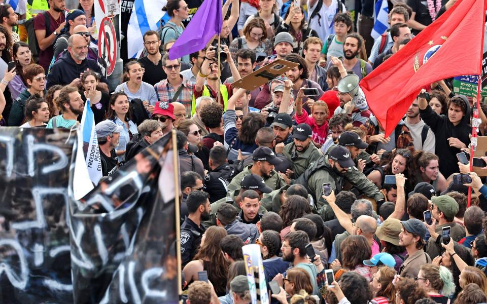 Protesters clash with security forces in Jerusalem - AHMAD GHARABLI/AFP