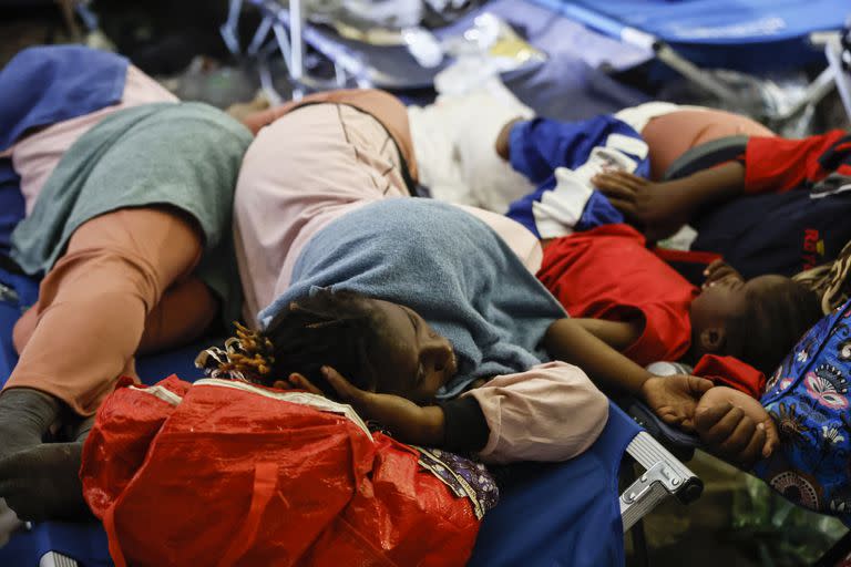 Migrantes duermen al aire libre en la isla de Lampedusa, Italia, el 14 de septiembre de 2023. 