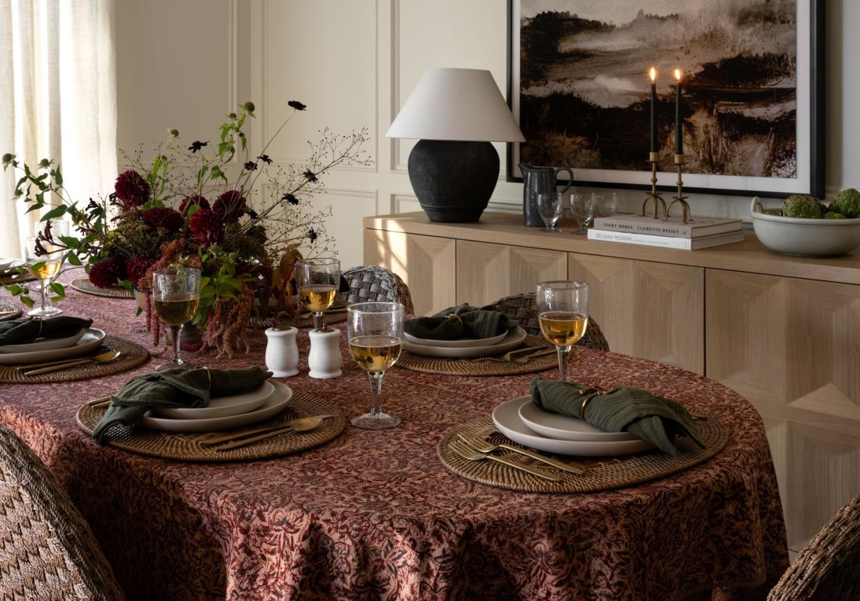  A well-laid Christmas table. 