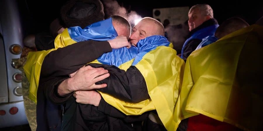 Ukraine returns over 200 military and civilians from Russian captivity