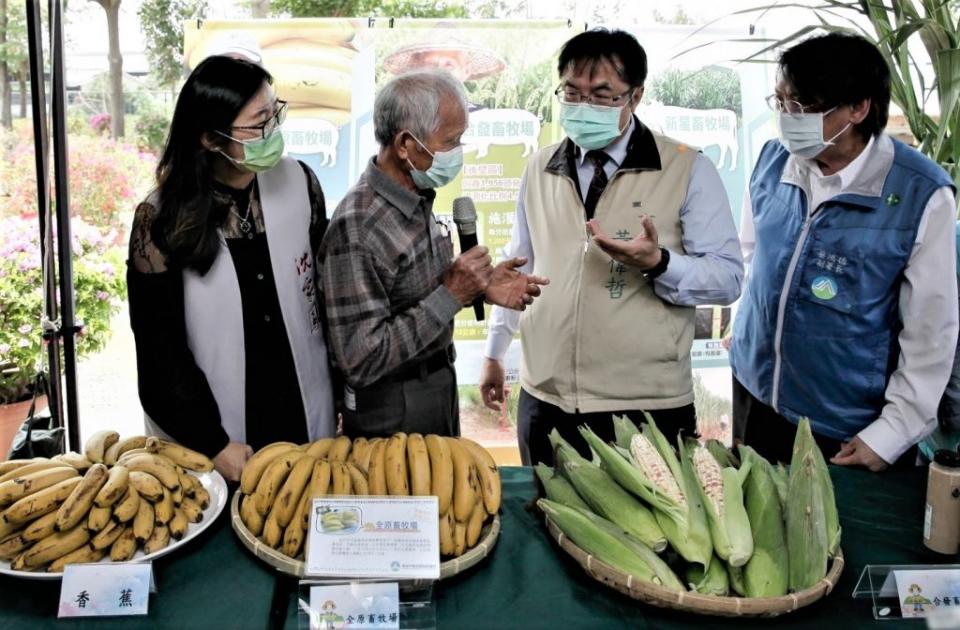 台南市長黃偉哲（右二）聽取參與畜牧糞尿沼液沼渣農地肥分使用之畜牧場簡報。（環保局提供）