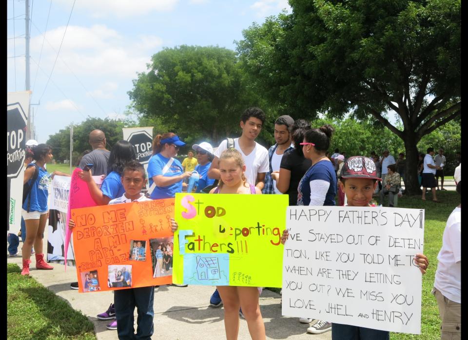  Immigrant families rally at detention center for Father's Day, call on Rubio, Diaz-Balart 