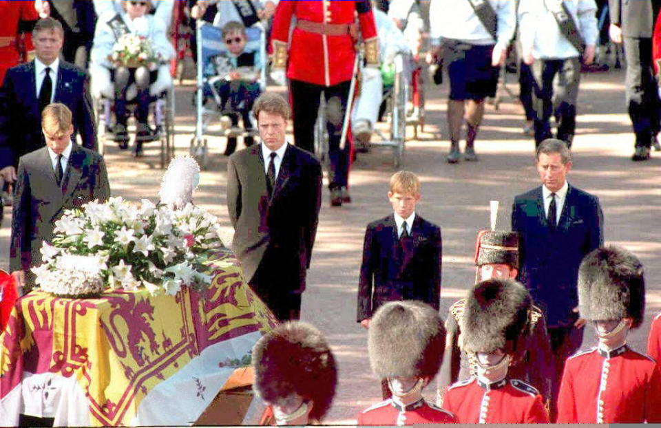 Funeral de Diana de Gales. En la imagen, los hijos de la princesa, Guillermo y Harry, junto a Charles Spencer y el ahora rey Carlos III, caminando detrás del féretro. (Photo by ADAM BUTLER/POOL/AFP via Getty Images)