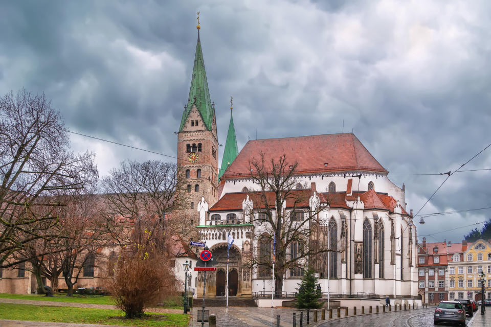 Dicke Regenwolken sind in Augsburg gar kein so seltener Anblick. (Bild: Getty Images)