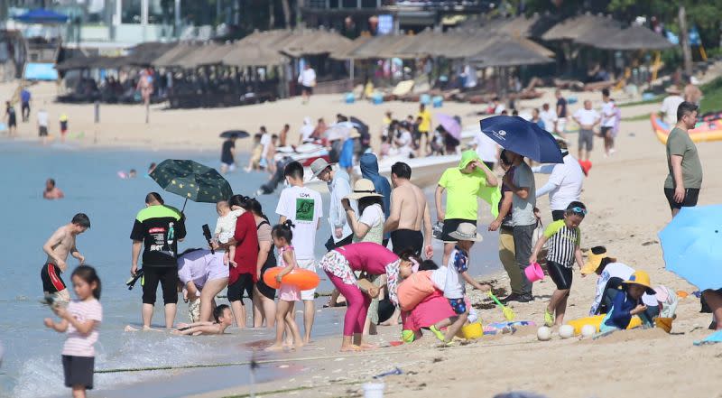 ▲中國碰上五一長假，有「中國夏威夷」之稱的海南島人潮塞爆。（圖／美聯社／達志影像）
