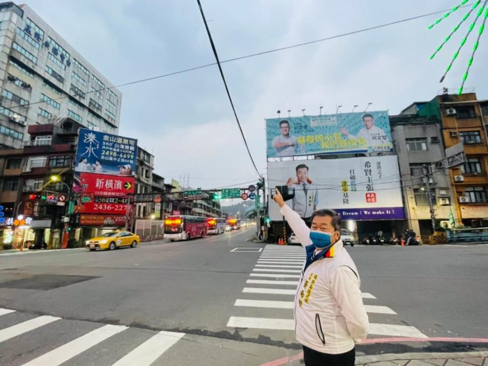 基隆市區天空像蜘蛛網，黃希賢主張有計畫性先清空。（記者張上耕翻攝）