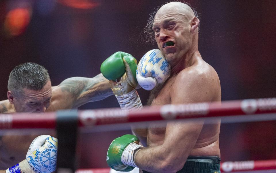 Oleksandr Usyk hits Tyson Fury with a heavy left hand