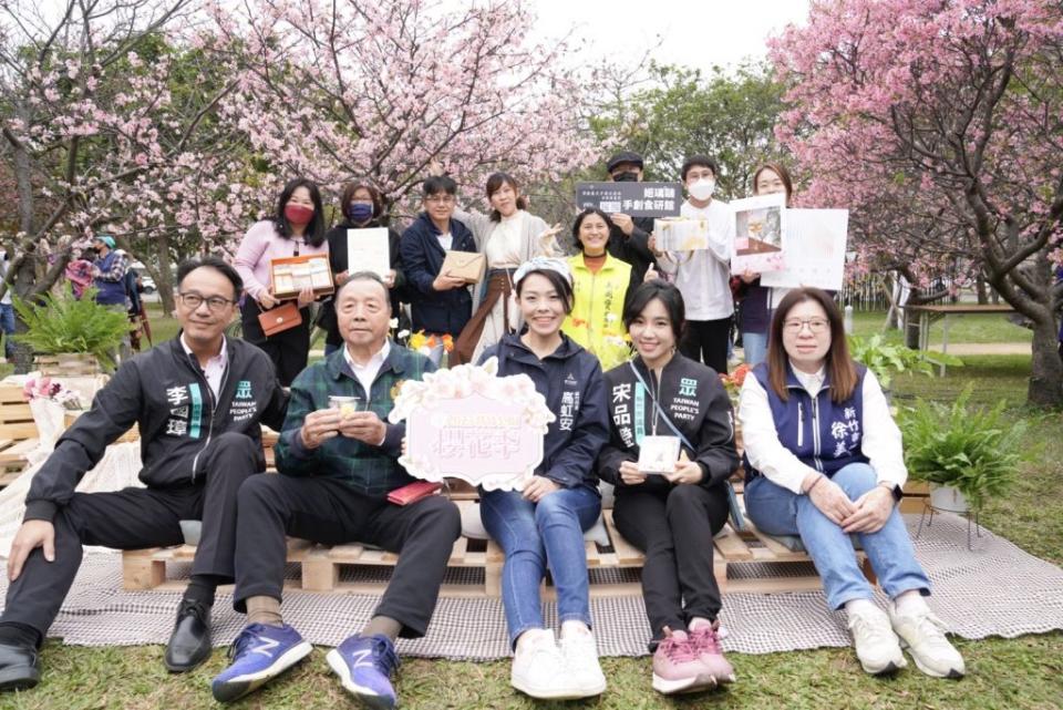 新竹市府舉辦「二０二三新竹公園櫻花季主題活動」，市長高虹安十一日親自製作夢幻櫻花甜點，並與現場數百位野餐民眾拍照留影。（記者曾芳蘭攝）