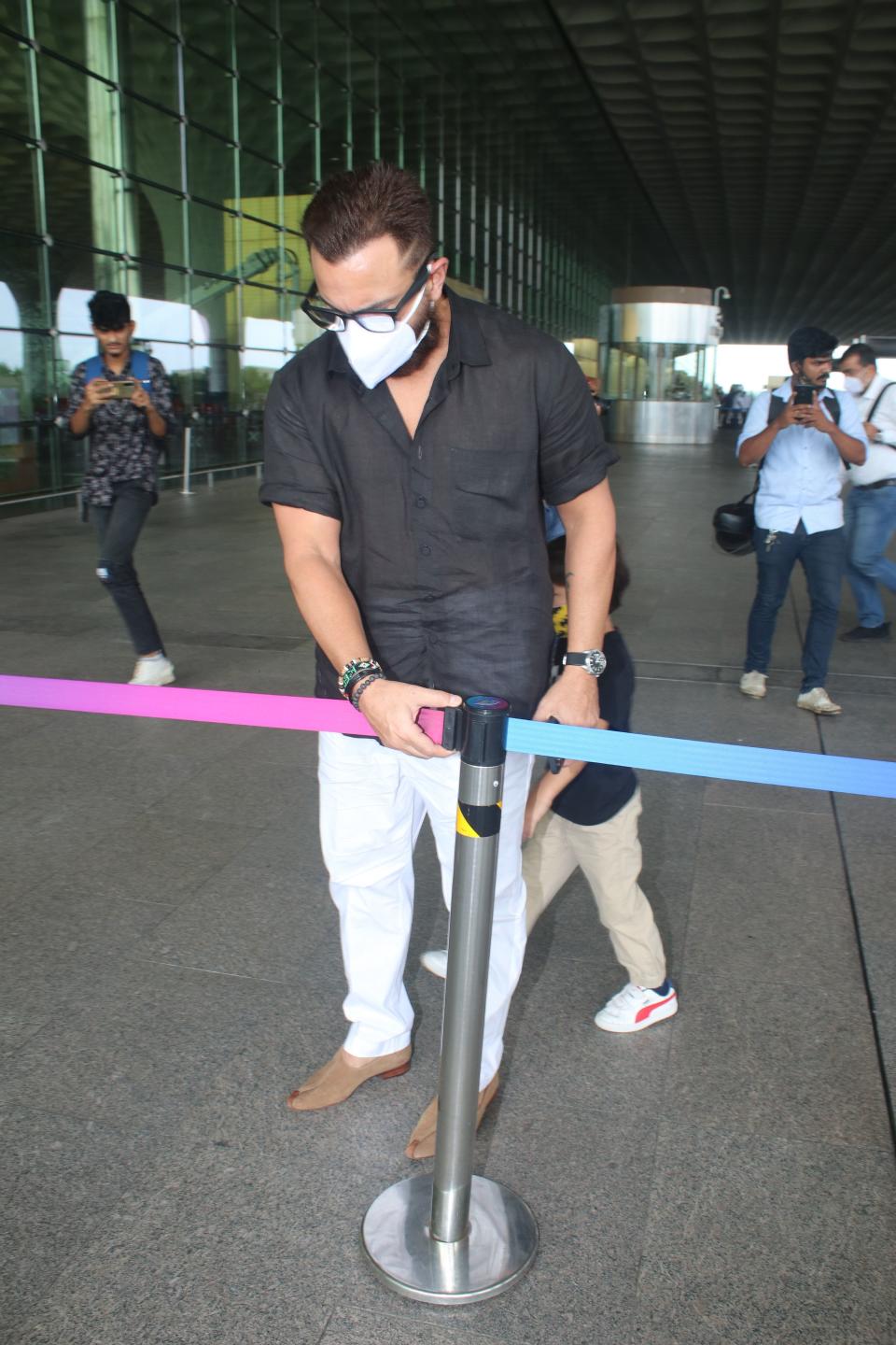 <div class="paragraphs"><p>Saif Ali Khan snapped at the airport departure.</p></div>