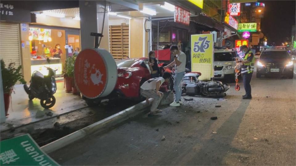 駕跑車送貨太疲勞　闖紅燈慘撞路邊3機車！路燈「連根拔起」被撞倒