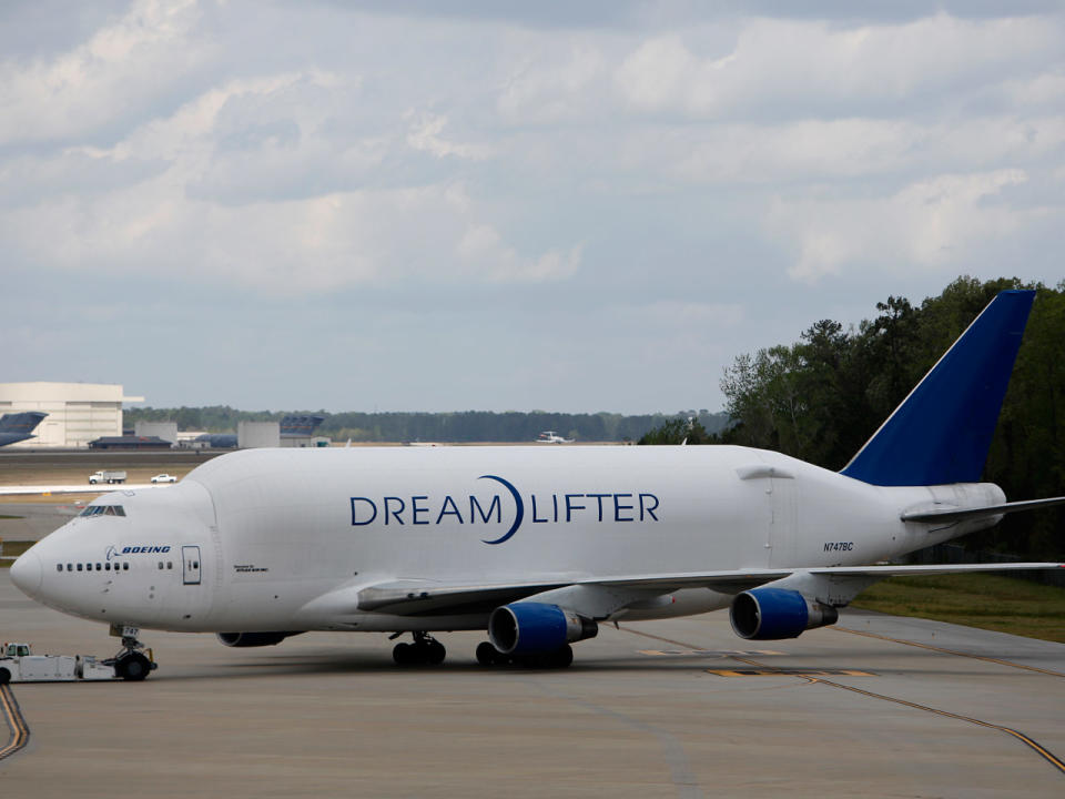 Gegen die Boeing 747LCF kann der Airbus Beluga allerdings einpacken. Mit ihren 72 Metern ist die Boeing 747LCF, die auch als "Dreamlifter" bekannt ist, einfach riesig. Das Frachtflugzeug wird ausschließlich zur Beförderung von Flugzeugbauteilen der Firma Boeing genutzt. (Bild-Copyright: Mic Smith/AP Photo)