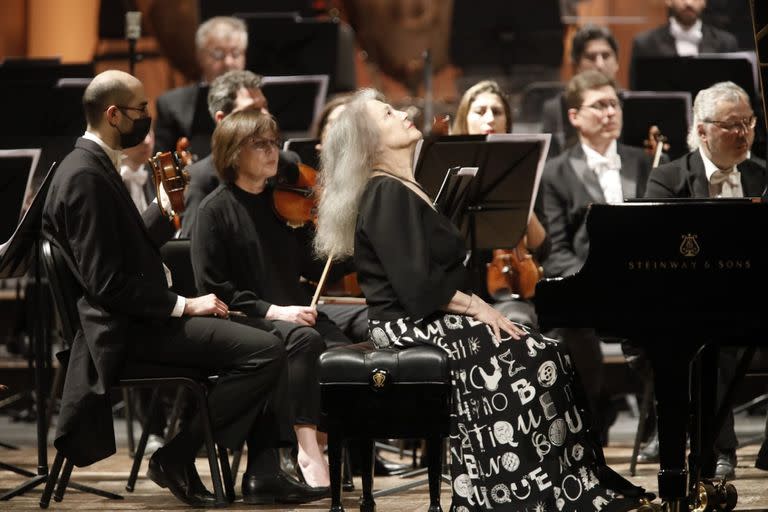 Martha Argerich, expectante, en un pasaje del concierto