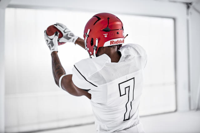 NFL Network Insider Mike Garafolo reveals new Riddell helmet that's gaining  popularity among running backs