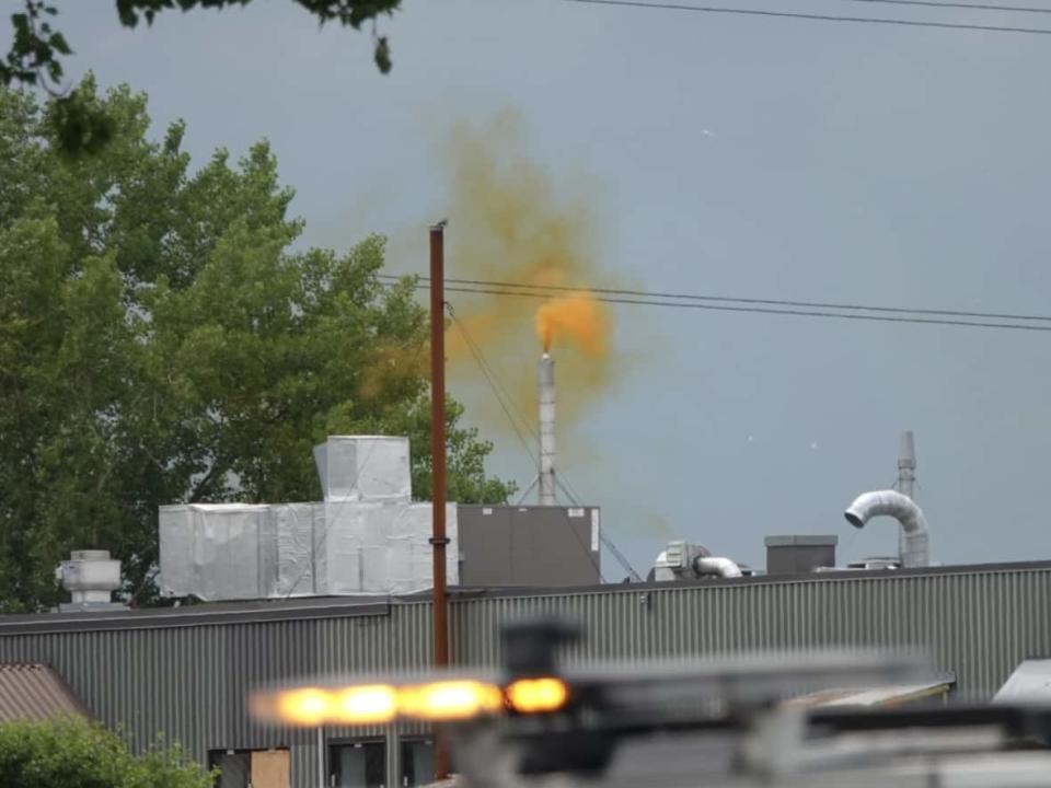 The Longueuil fire department was alerted to a gas leak in Bouchervillle Friday morning. (Benoit Gagnon/Radio-Canada - image credit)