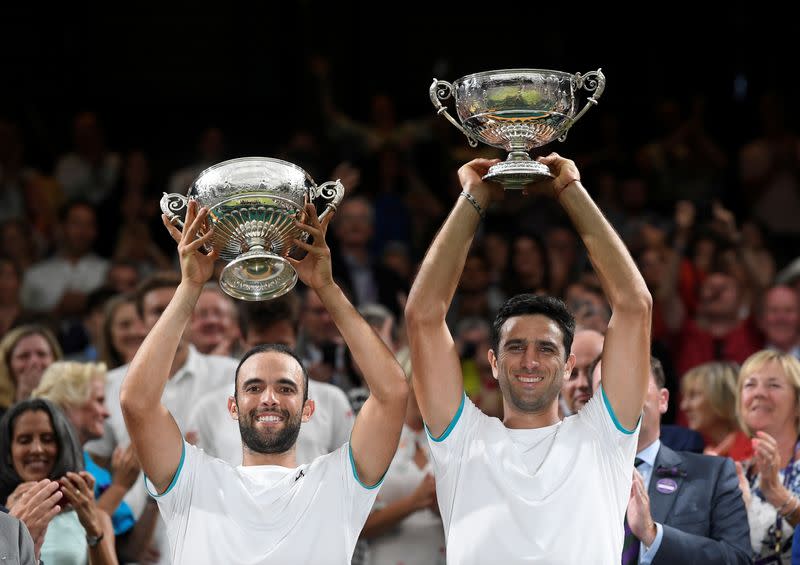 Foto de archivo. Los colombianos Juan Sebastián Cabal y Robert Farah celebran la victoria en Wimbledon tras vencer en la final a los franceses Nicolas Mahut y Edouard Roger-Vasselin en Londres