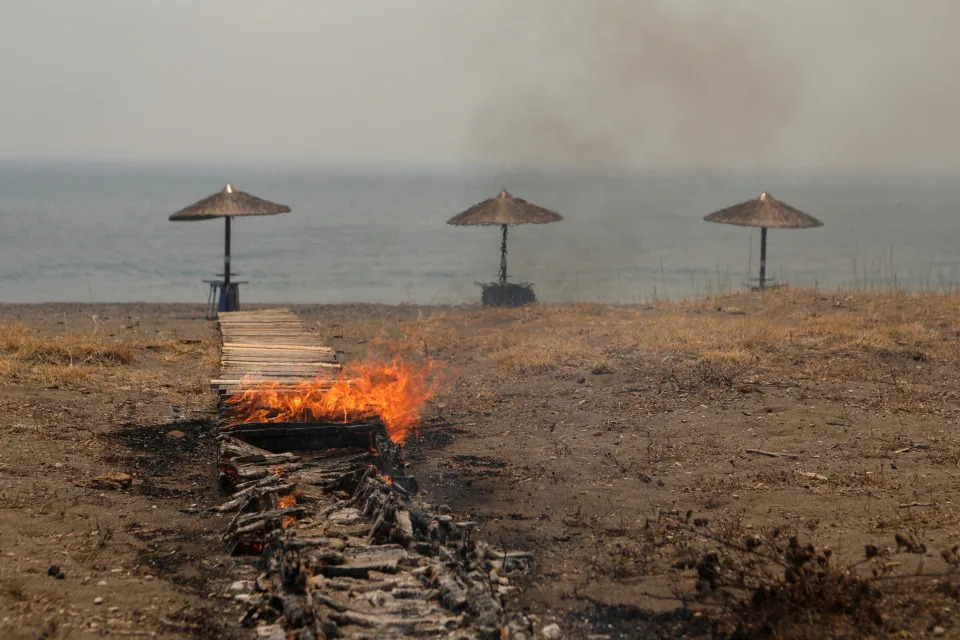 <p>El fuego ha llegado a uno de los complejos turísticos más populares de la isla, situado en los alrededores de Vatera, lo que obligó a evacuar a cientos de visitantes y residentes de la zona. (Foto: Elias Marcou / Reuters).</p> 