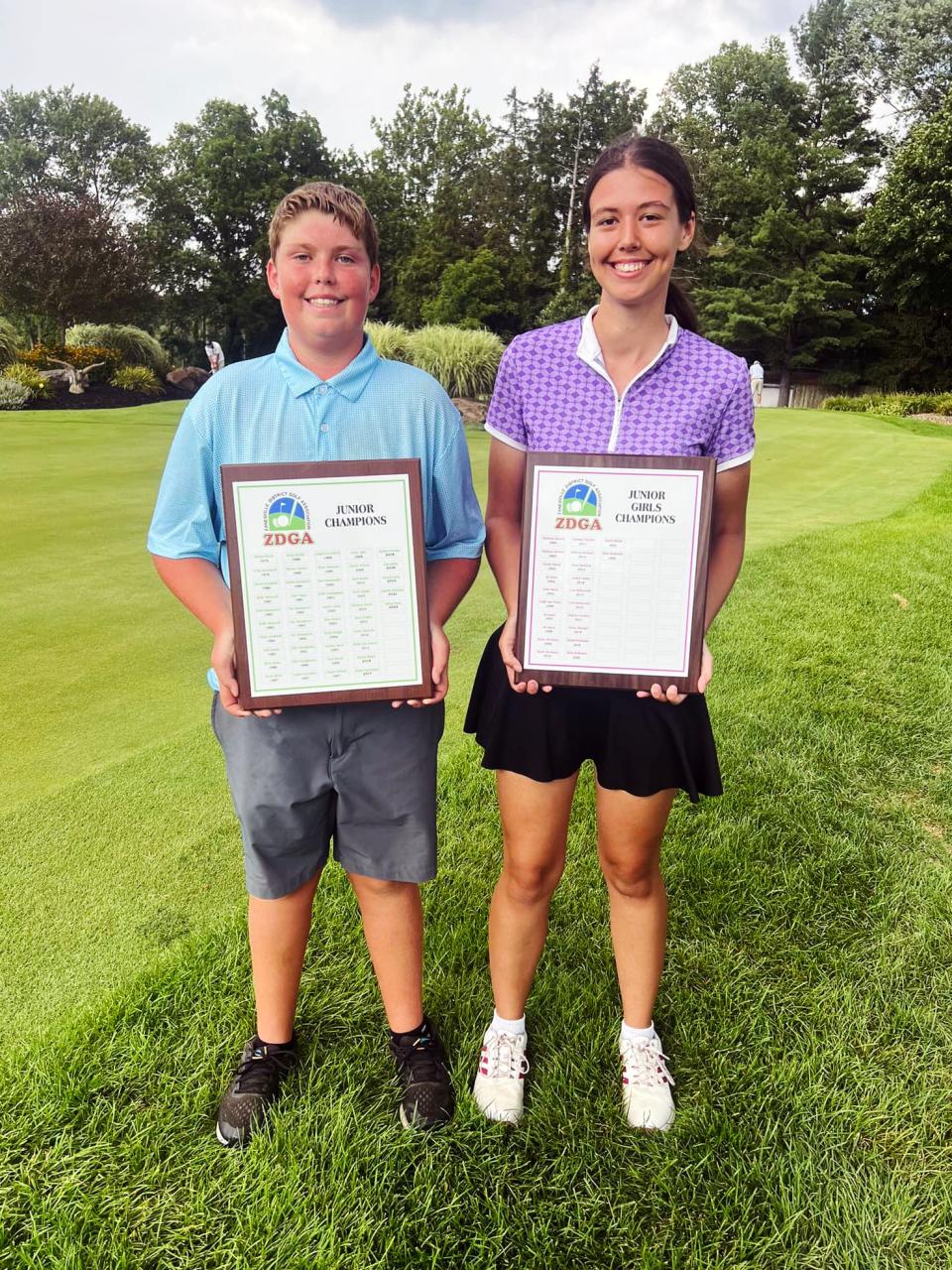 Colton Gress, a la izquierda, y Haven Johnson, campeones del torneo de golf juvenil de la Asociación de golf del distrito de Zanesville, posan con sus premios el miércoles en EagleSticks. Gress, de River View, se convirtió en el campeón juvenil más joven en la historia del evento.