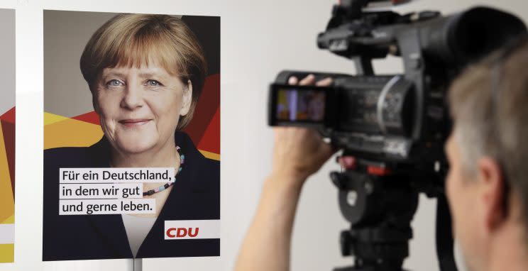 Angela Merkel setzt im Wahlkampf auf die Nationalflagge. (Bild: AP Photo)