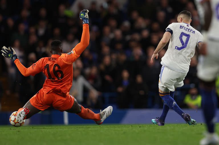 Edouard Mendy dejó corto un pase y Benzema se lo factura con el tercer gol