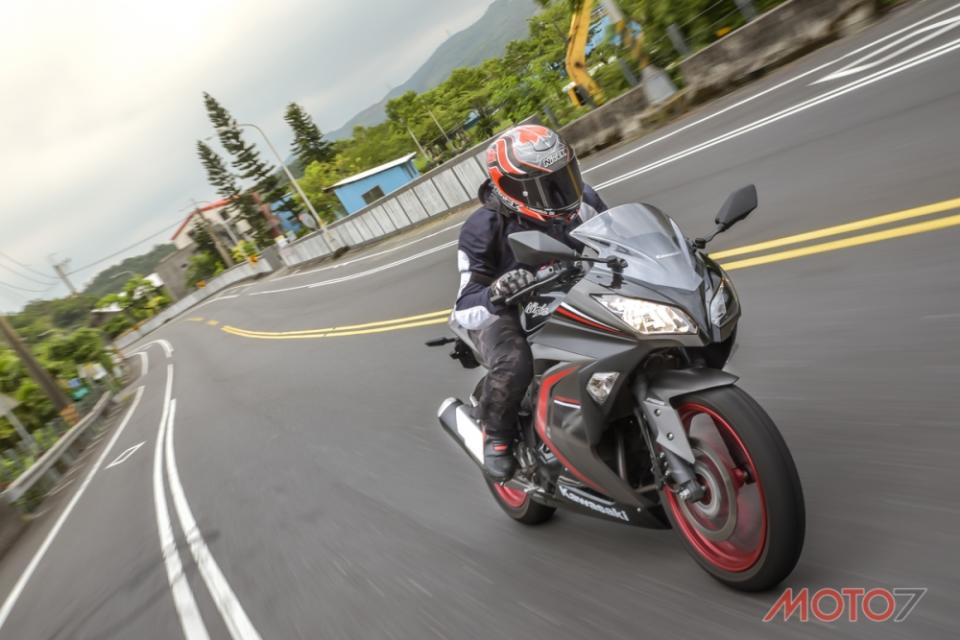 KAWASAKI Ninja 300一台充滿駕馭樂趣的車款。