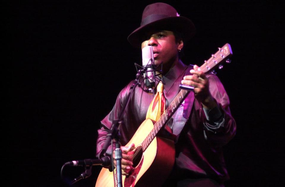 <div class="inline-image__caption"><p>American blues musician Chris Thomas King performs, Chicago, Illinois, July 22, 2002.</p></div> <div class="inline-image__credit">Paul Natkin/Getty</div>