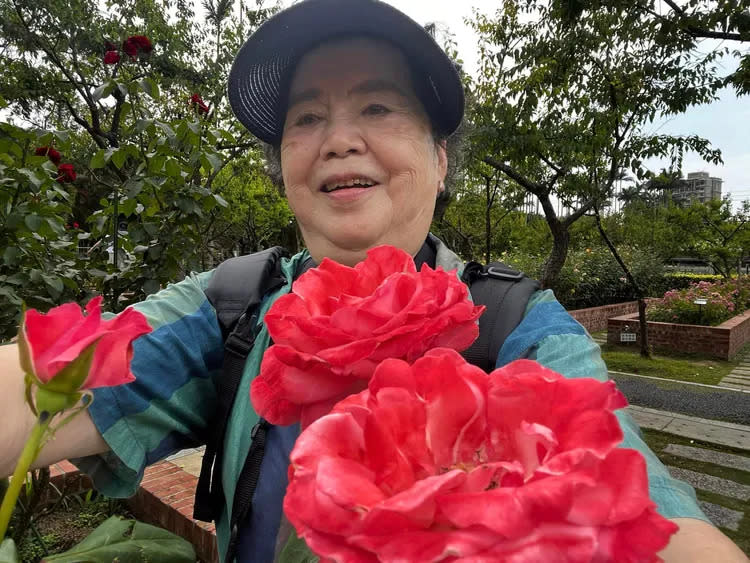王滿嬌今早在臉書上傳自拍照報平安。翻攝滿嬌姨的家臉書