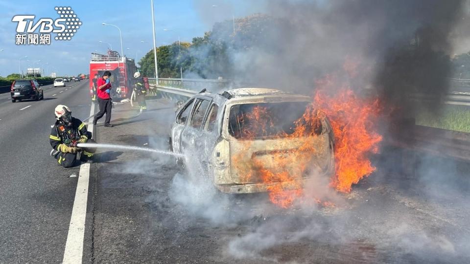 國一南下嘉義路段今早發生一起火燒車事故。（圖／TVBS）