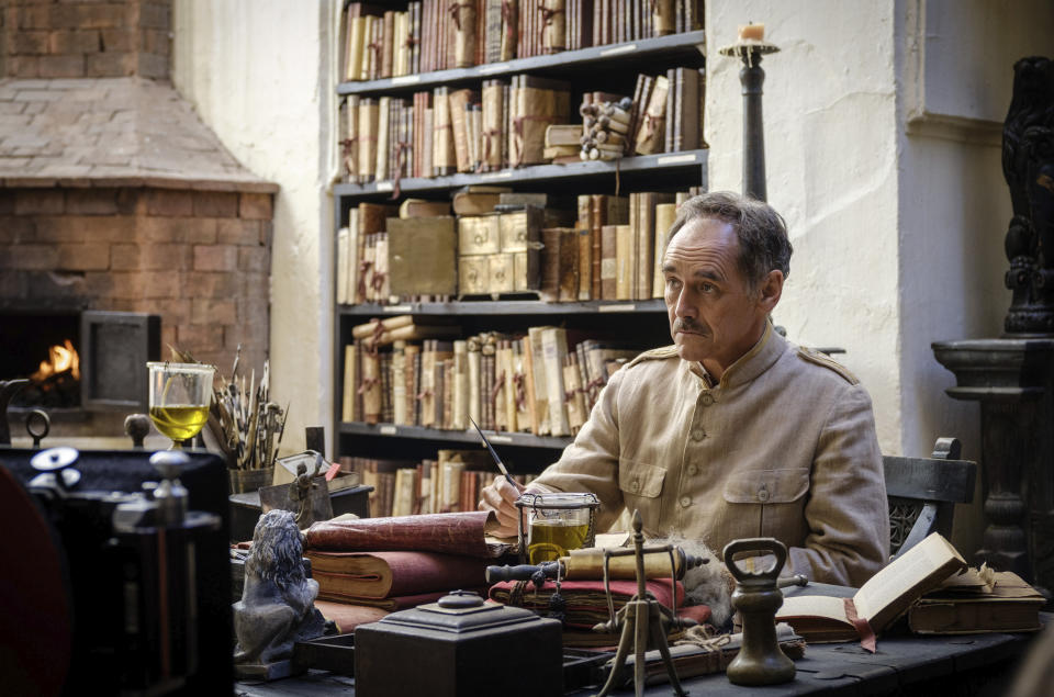 Mark Rylance en una escena de "Waiting for the Barbarians" en una imagen proporcionada por Samuel Goldwyn Films. (Fabrizio Di Giulio/Samuel Goldwyn Films via AP)