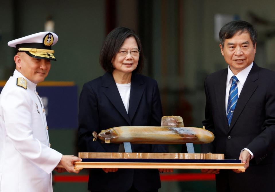 Taiwan's president Tsai Ing-wen poses for a photo with CSBC Corporation chair Cheng Wen-lon while holding a scale model of Haikun (REUTERS)