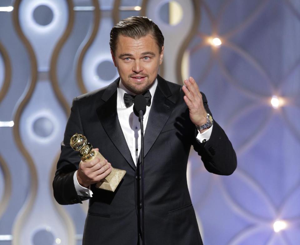 En esta imagen difundida por NBC, Leonardo DiCaprio acepta el Globo de Oro al mejor actor en una película musical o de comedia por su papel en "The Wolf of Wall Street", el domingo 12 de enero del 2014 en el hotel Beverly Hilton en Beverly Hills, California. (AP Foto/NBC, Paul Drinkwater)