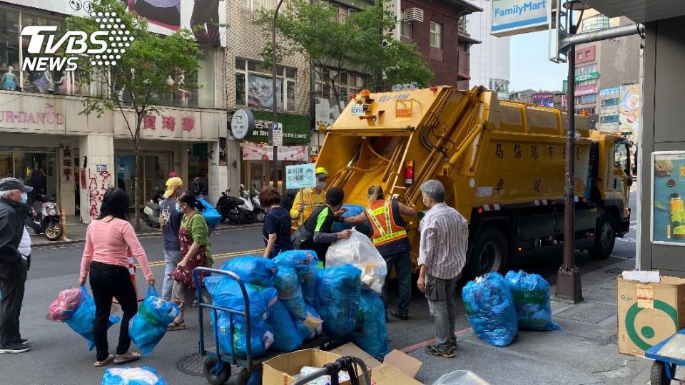 垃圾車隨車清潔員透露，有民眾會將過期咖啡給他們喝。（示意圖／shutterstock達志影像）