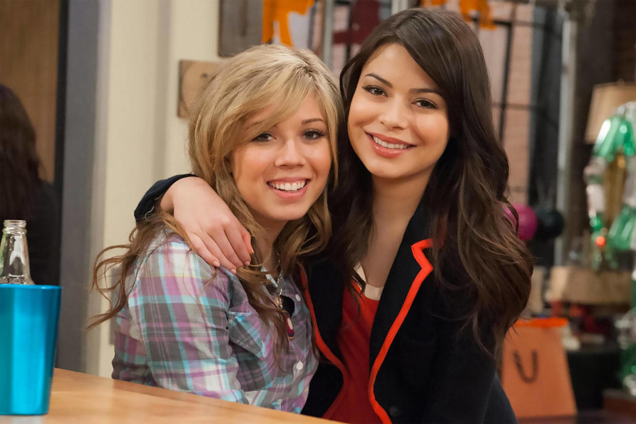 i CARLY  Nickelodeon TV series with Jennette McCurdy at left and Miranda Cosgrove in 2007 (Alamy Stock Photo)