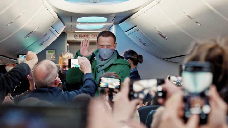 Ein Tross an Journalisten begleitete Alexei Nawalny auf seinem Rückflug nach Russland. Bei der Ankunft wurde der Regimegegner verhaftet. (Bild: RTL / 2022 Cable News Network, Inc.)