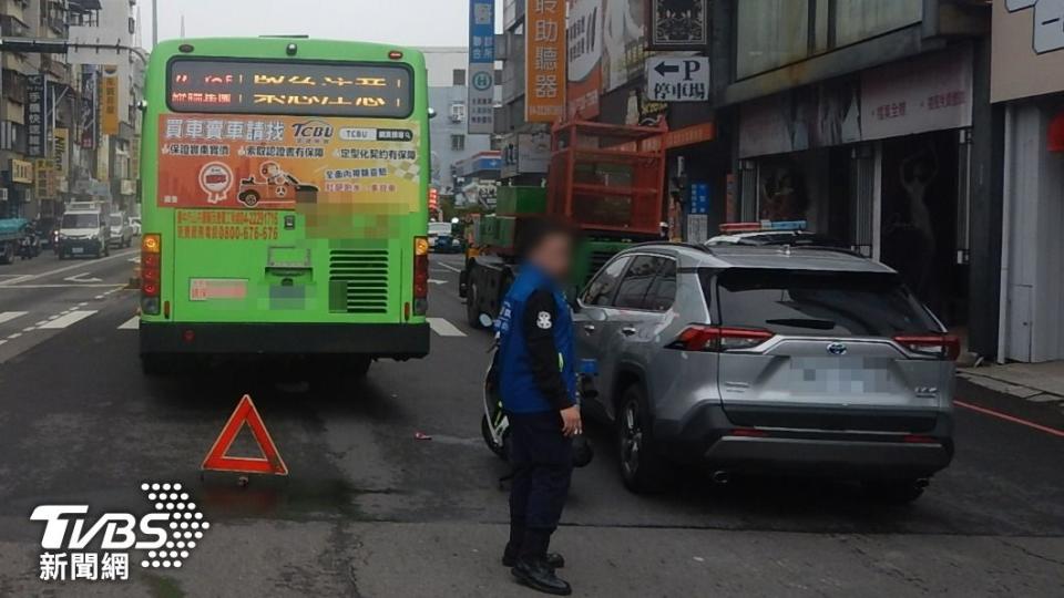 公車右轉時沒有注意到，當場撞上張男。（圖／TVBS）