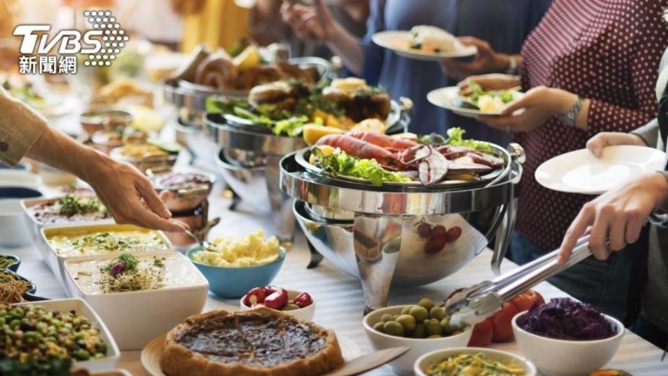 不少人喜歡到吃到飽餐廳用餐。（示意圖／shutterstock達志影像）