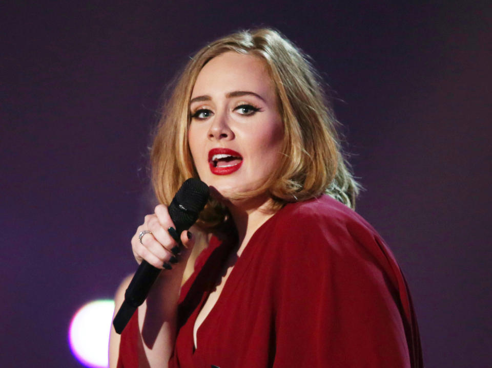 Adele sul palco dei Brit Awards 2016 a Londra. (Photo by Joel Ryan/Invision/AP, File)