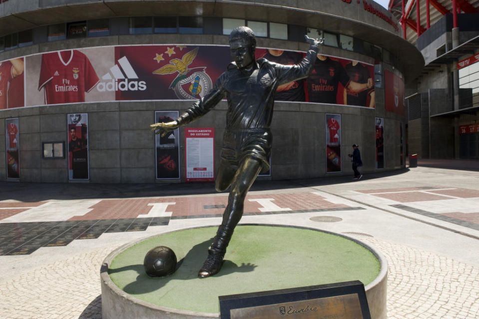 Benfica n'a pas attendu la mort de sa légende Eusebio, le 5 janvier 2014 à 71 ans, pour ériger une statue à sa gloire, qui se trouve sur le parvis du Stade de la Luz, à Lisbonne. Une statue qui a été inondée de maillots, écharpes et fleurs après le décès de l'idole portugaise.