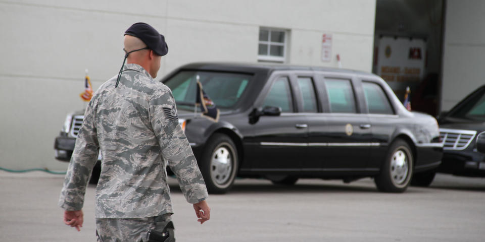 La seguridad inspecciona al detalle cada área del lugar donde estará el presidente de Estados Unidos. 