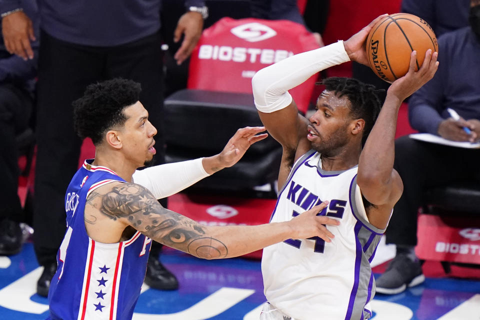 Sacramento Kings' Buddy Hield, right, tries to keep the ball away from Philadelphia 76ers' Danny Green during the second half of an NBA basketball game, Saturday, March 20, 2021, in Philadelphia. (AP Photo/Matt Slocum)