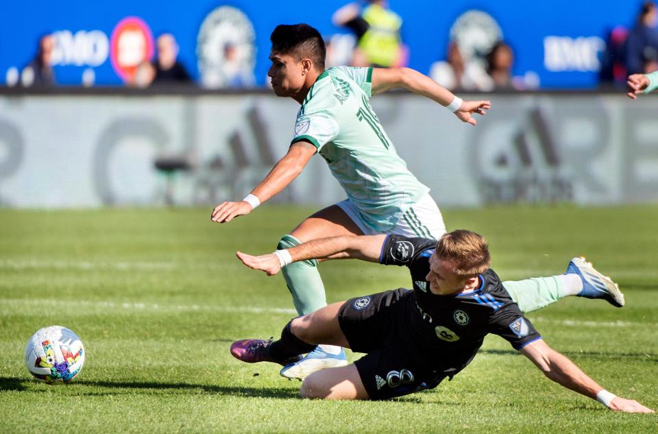 CF Montreal's Djordje Mihailovic, right, challenges Atlanta United's Luiz De Araujo during the first half of a MLS soccer game in Montreal, Saturday, April 30, 2022. (Graham Hughes/The Canadian Press via AP)