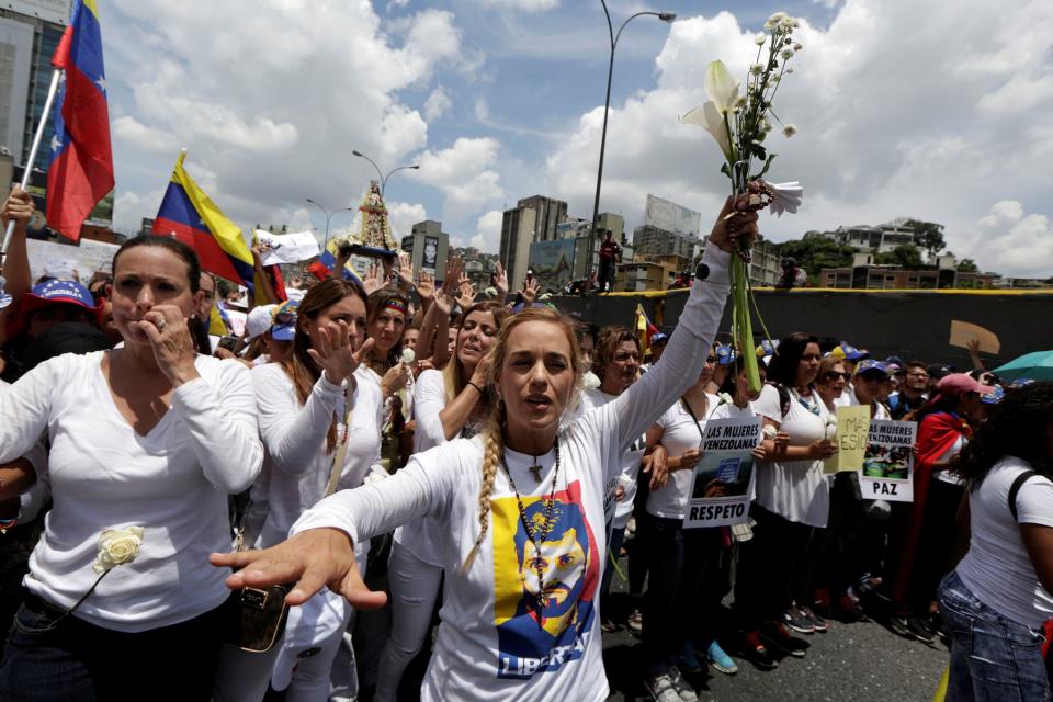 Miles de mujeres protestan “contra la represión”