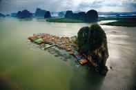 <b>Pueblo flotante de Koh Pannyi, Tailandia</b><br> Bañada por el mar de Andaman, en la costa del suroeste de Tailandia, está la aldea de Koh Pannyi, construida sobre pilotes hace dos siglos por pescadores musulmanes. Popular entre los turistas, es visitado diariamente por 3.000 personas en busca de exquisitos almuerzos; pero en las noches el pueblo pesquero vuelve a su tranquilidad.