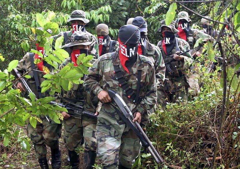 Foto de archivo. Guerrilleros del izquierdista Ejército de Liberación Nacional (ELN) caminan hacia un campamento en las montañas del departamento de Antioquia