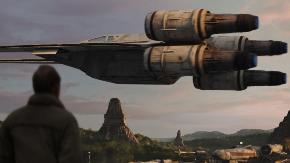 Wer sich schon immer mal gefragt hat, wie viele Design-Vorschläge und Skizzen benötigt werden, um ein neues Gefährt in das "Star Wars"-Universum einzuführen? 781 - im Falle des "U-Wing" in "Rogue One". Wie viel wohl für die Gorilla Walker in "Episode 8" erstellt wurden? (Bild: 2016 Lucasfilm Ltd.)