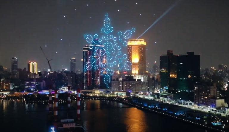 高雄「2021跨百光年」平安夜開幕，市長陳其邁宣布無人機展演再度登場。（翻攝自陳其邁、駁二藝術特區臉書）