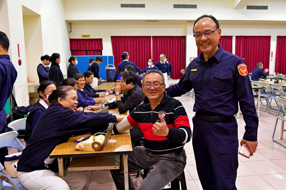 彰化鹿港慈濟志工每月例行前往鹿港分局量血壓、參與慶生會關懷警察健康。