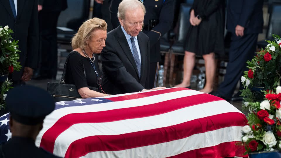  Former Sen. Joe Lieberman and his wife, Hadassah, pay respects to the late Sen. John McCain as the senator lies in state in the Capitol rotunda on August 31, 2018. - Tom Williams/CQ-Roll Call, Inc./CQ-Roll Call, Inc via Getty Imag