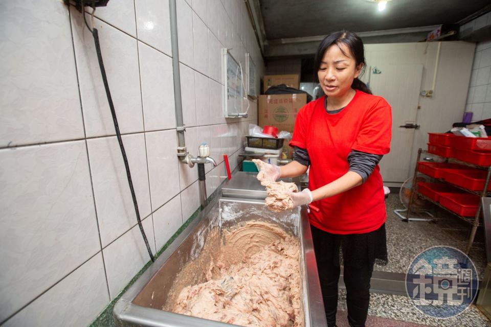 金茶壺八寶冬粉的肉羹好吃的關鍵，在於醃了24小時的豬絞肉加入魚漿混拌。