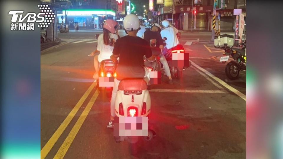 一群青少年騎乘改裝機車在市區內「炸街」競速。（圖／TVBS）