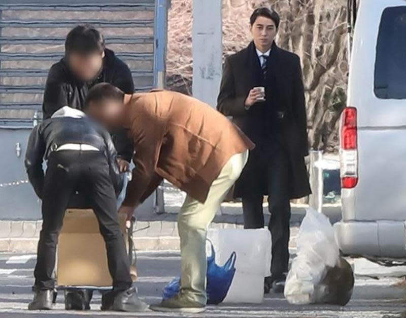 日本男星東出昌大被拍到在《刑警與檢察官》現場發呆的樣子。（網路圖片）